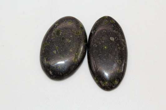 EpidotinMatrixCabochon2